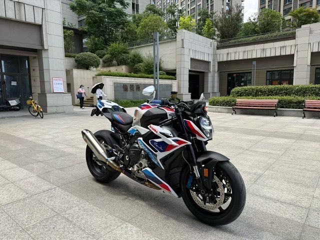 宝马 M 1000 R