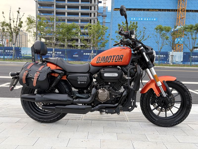 QJMOTOR 闪300S