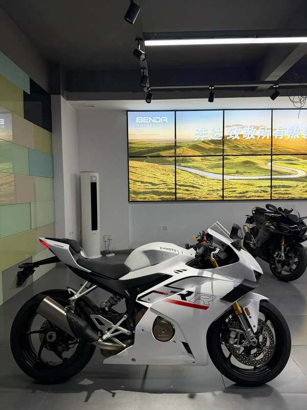 张雪机车 500RR