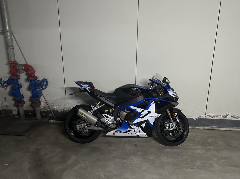 张雪机车 820RR