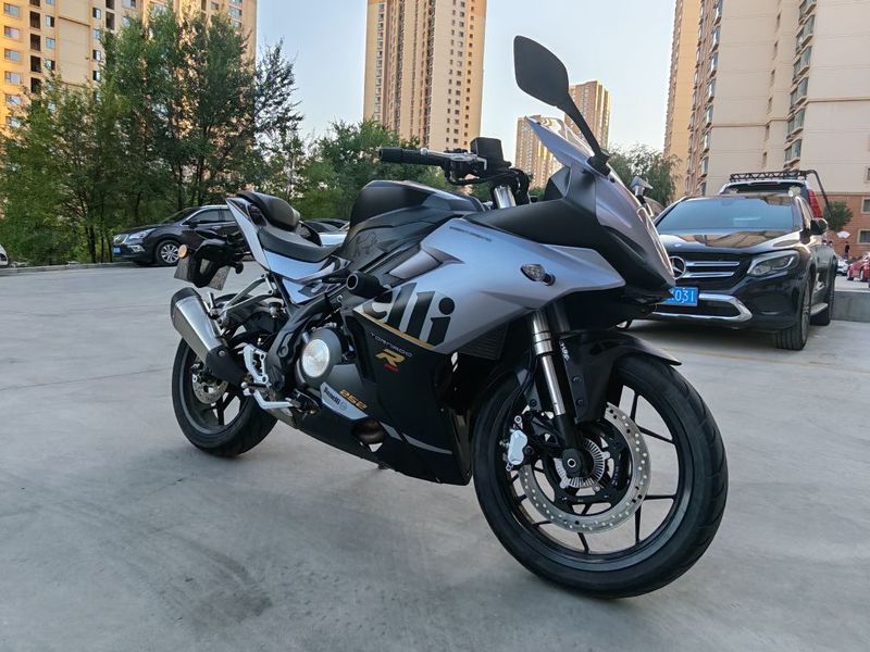贝纳利 龙卷风 Tornado 252R