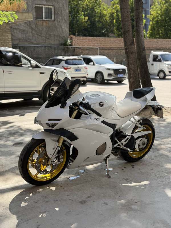 张雪机车 500RR