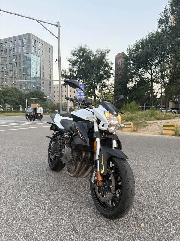 贝纳利 TNT600i
