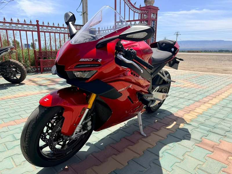 张雪机车 820RR