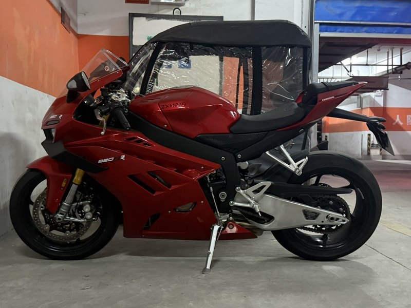 张雪机车 820RR