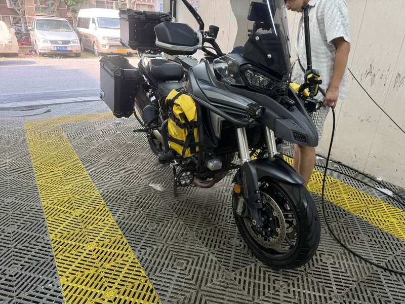 贝纳利 TRK702