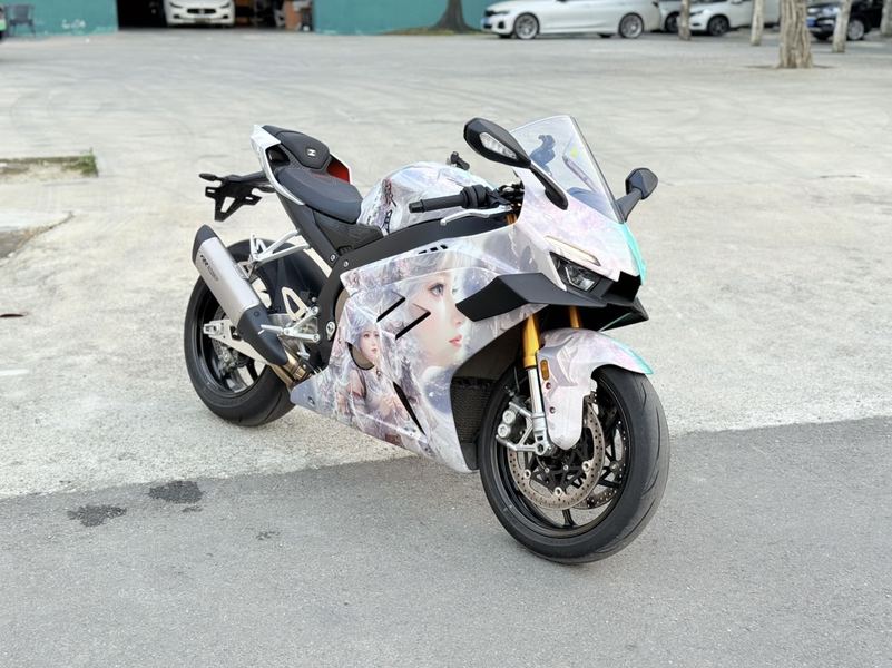 张雪机车 820RR