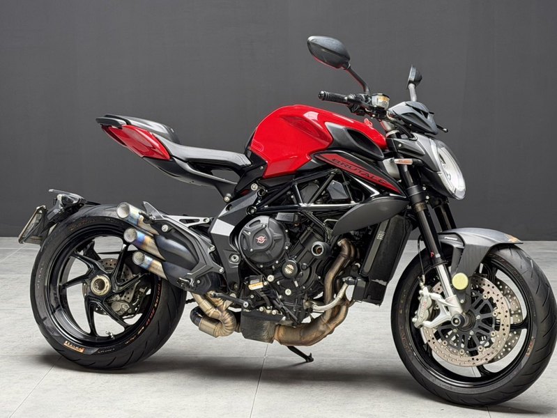 奥古斯塔 Brutale 800