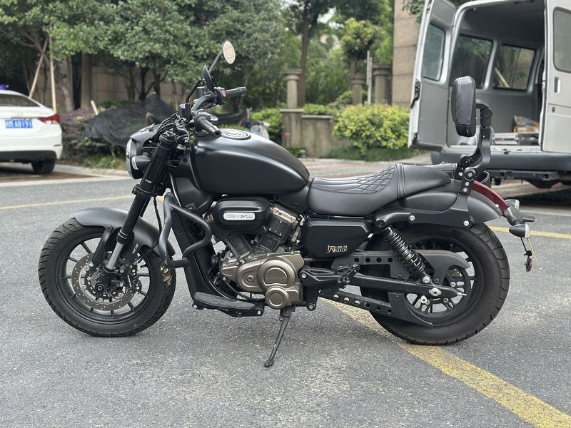 QJMOTOR 闪300S