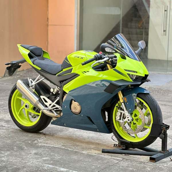 张雪机车 500RR