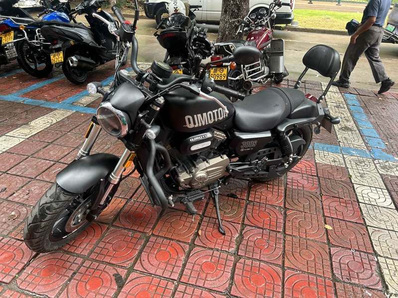 QJMOTOR 闪300S