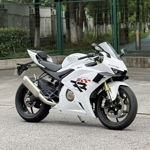 张雪机车 500RR