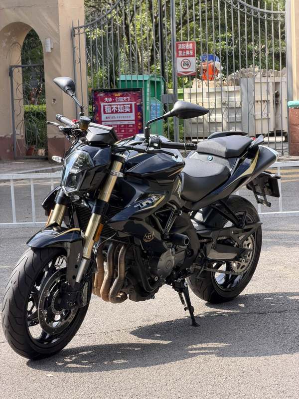 贝纳利 TNT600i