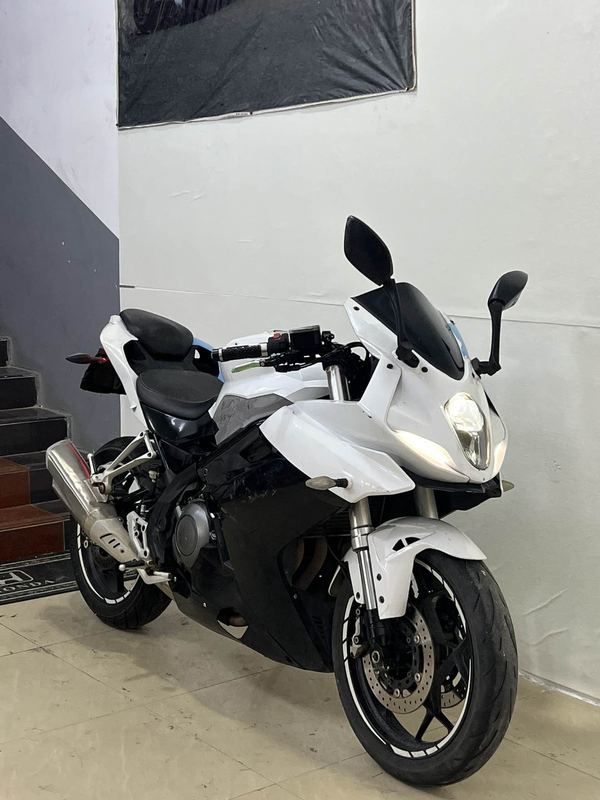贝纳利 龙卷风 Tornado 302R