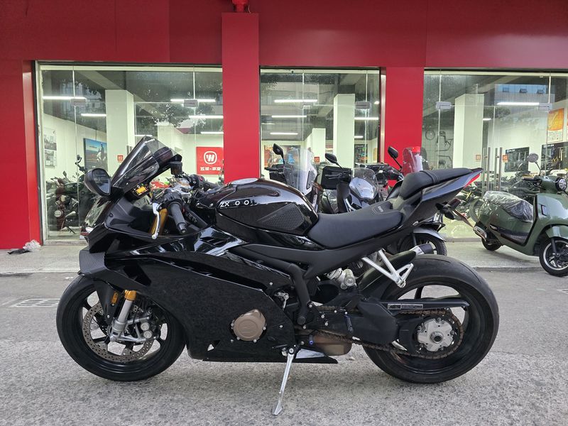 张雪机车 500RR