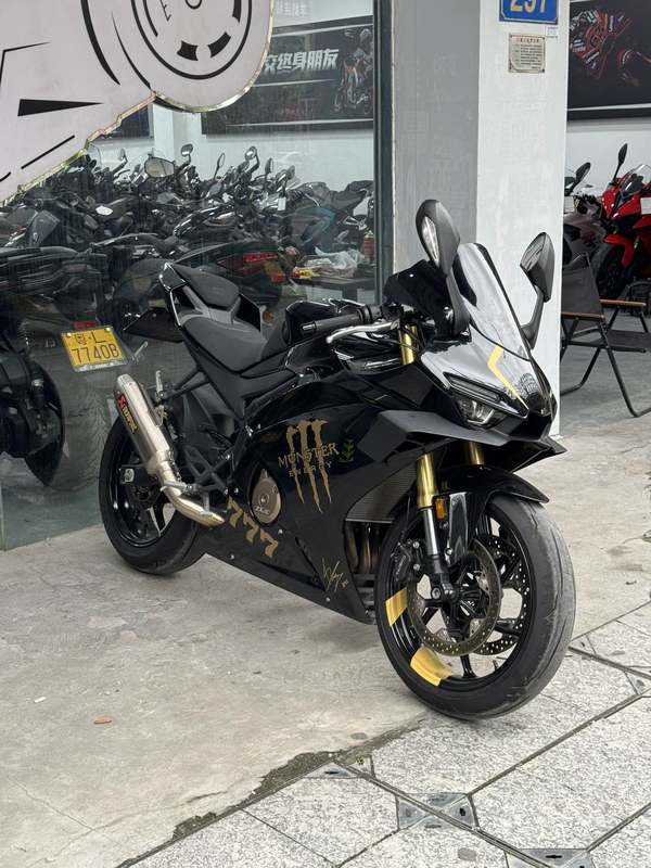张雪机车 500RR