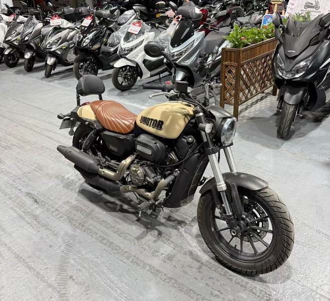 QJMOTOR 闪300S