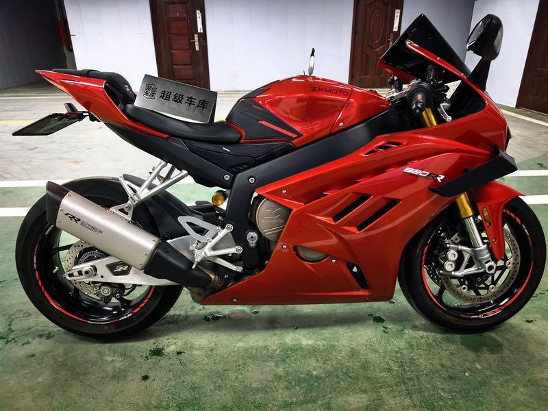 张雪机车 820RR
