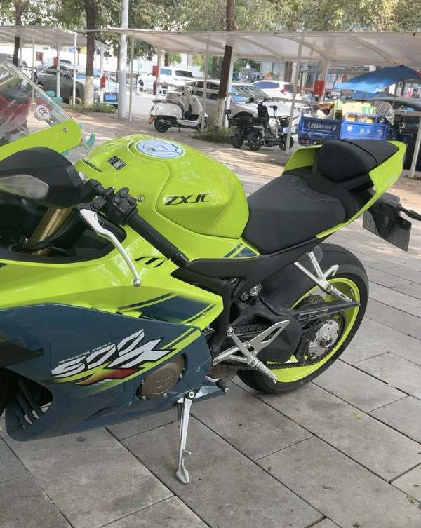 张雪机车 500RR
