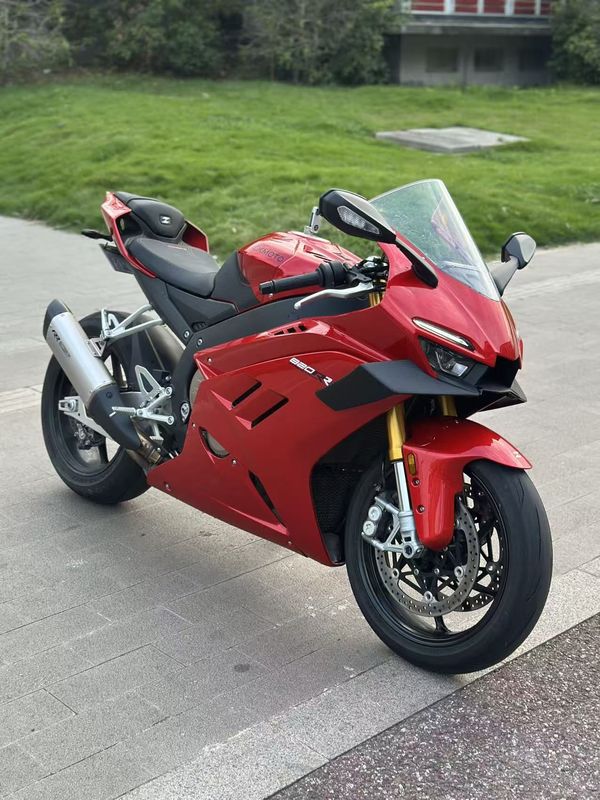 张雪机车 820RR
