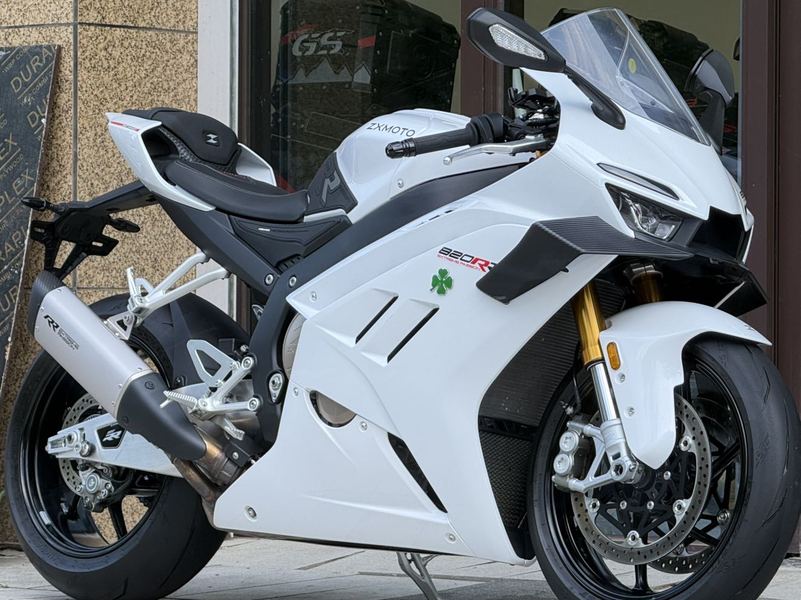 张雪机车 820RR