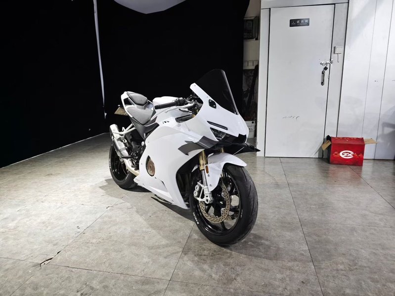 张雪机车 500RR