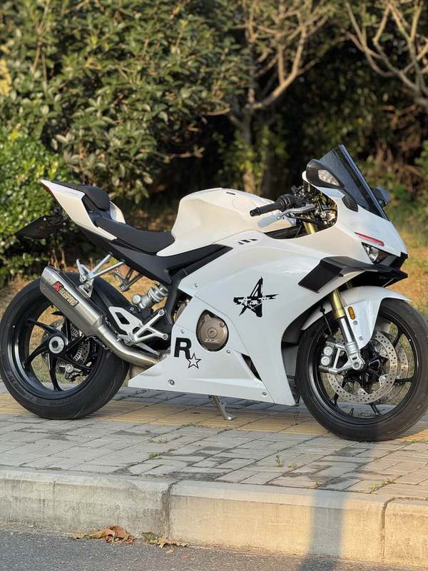 张雪机车 500RR