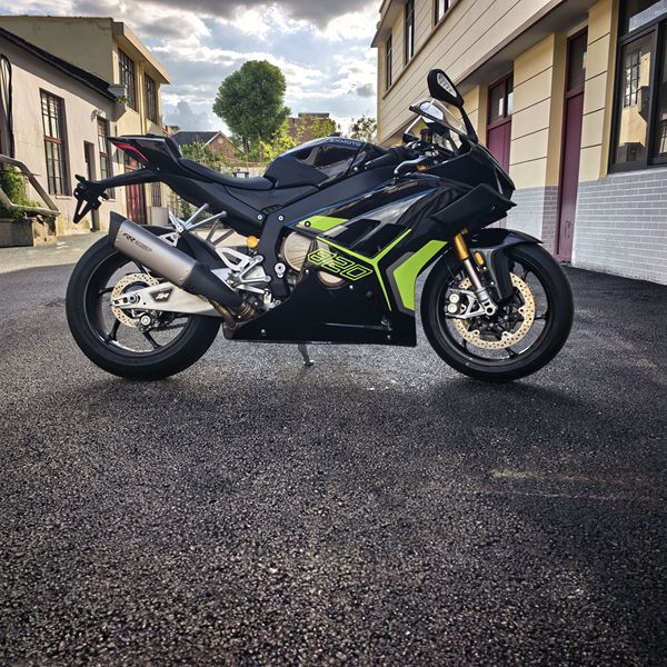 张雪机车 820RR
