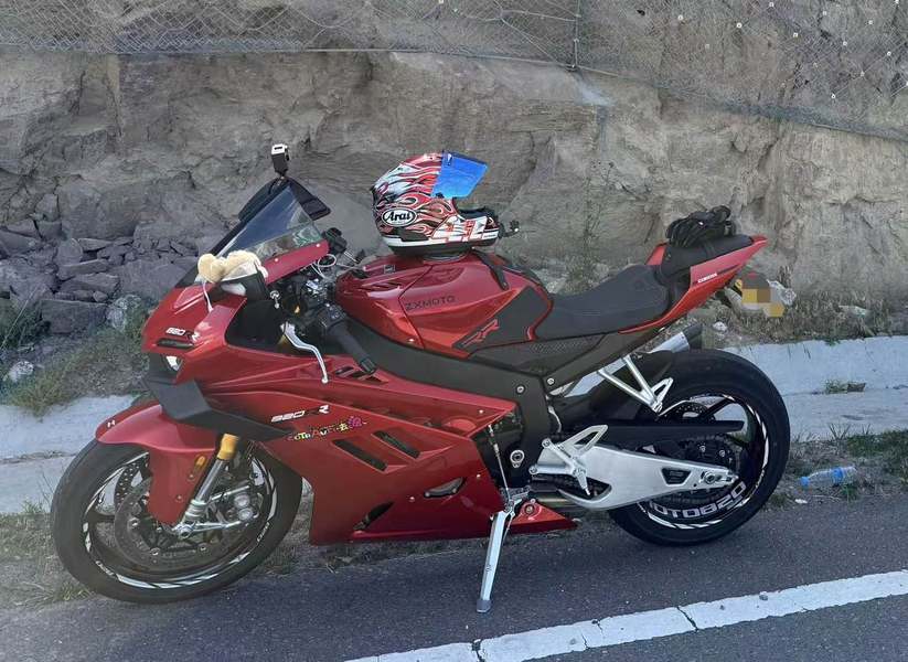 张雪机车 820RR