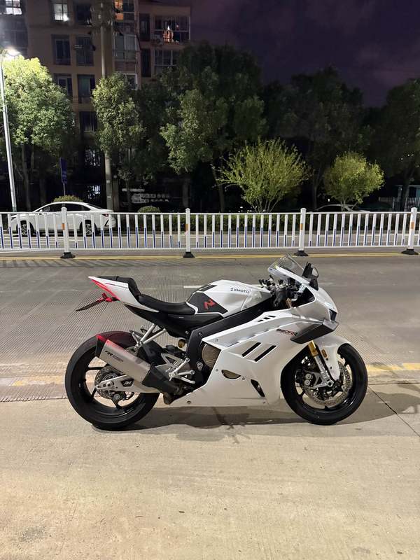 张雪机车 820RR