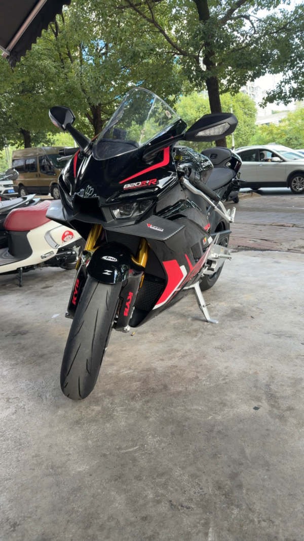 张雪机车 820RR