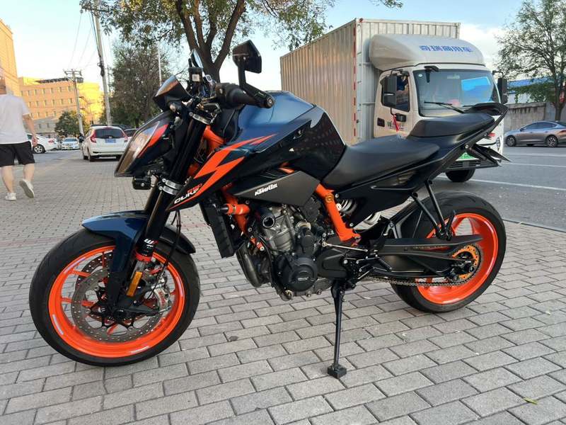KTMR2R 890 Duke