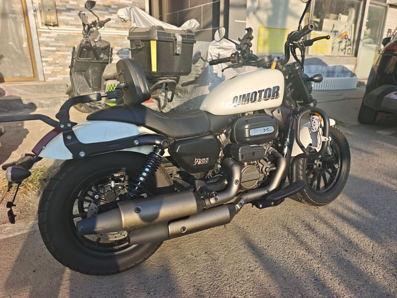 QJMOTOR 闪300S