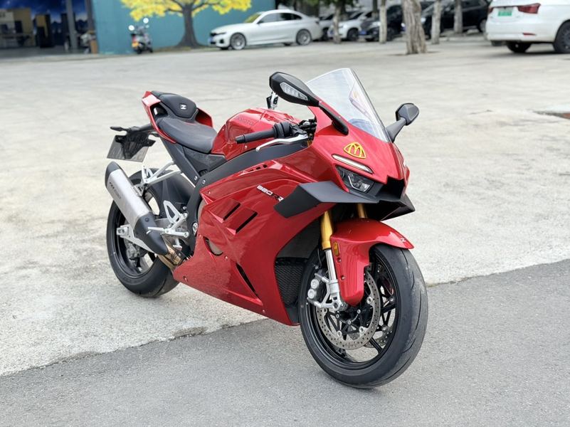 张雪机车 820RR