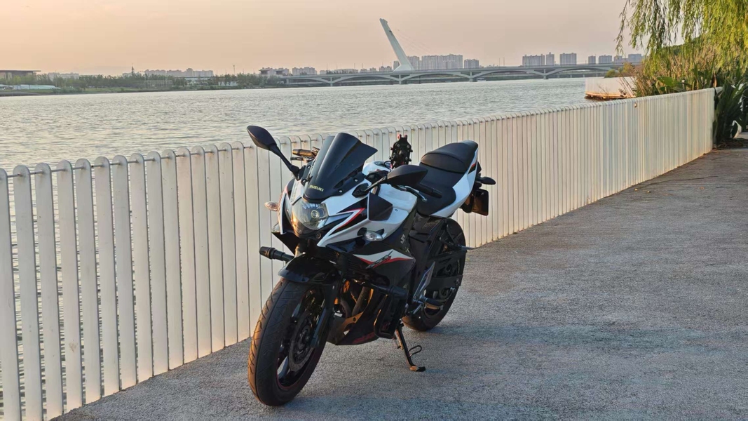 豪爵铃木 GSX250R