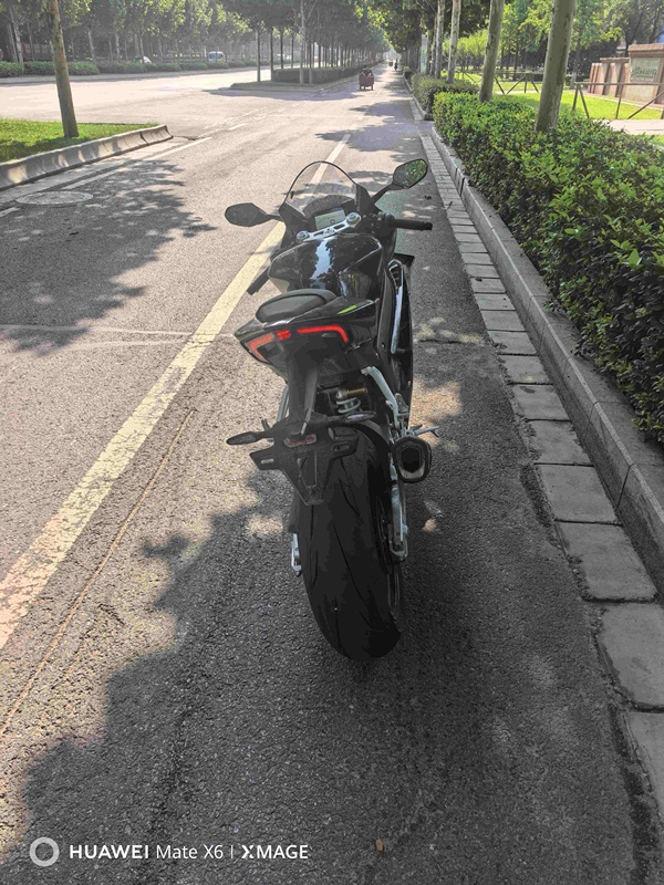 张雪机车 820RR