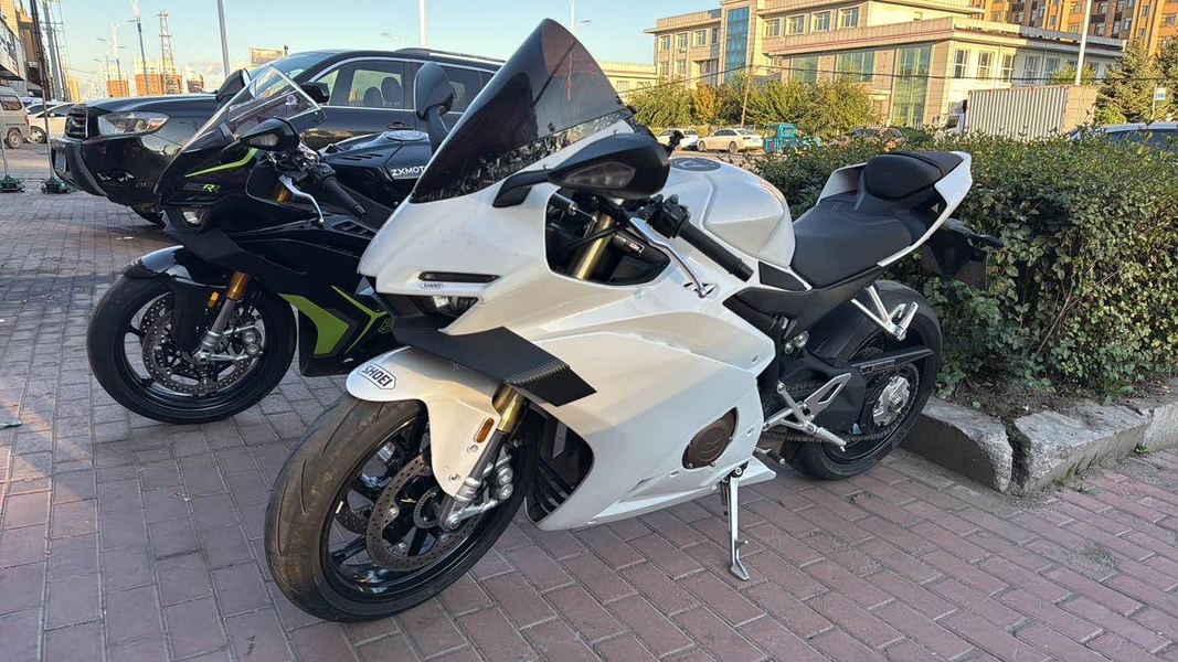 张雪机车 500RR