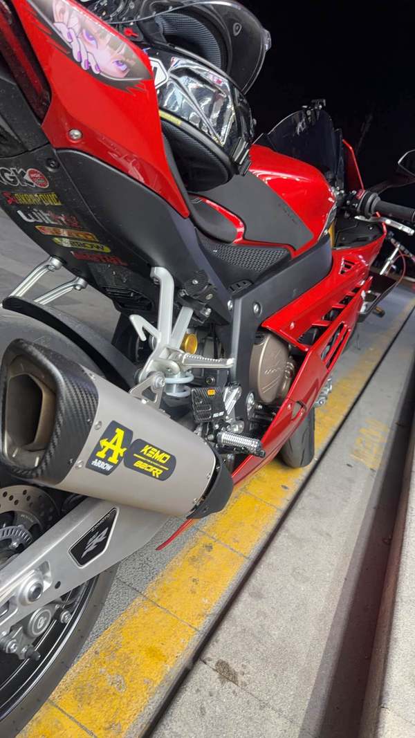 张雪机车 820RR