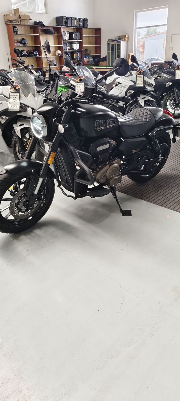 QJMOTOR 闪300S