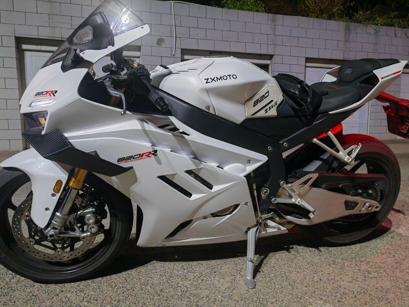 张雪机车 820RR