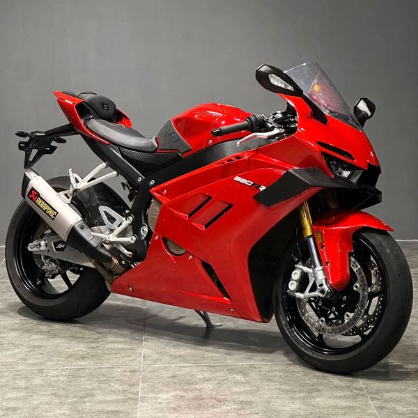 张雪机车 820RR