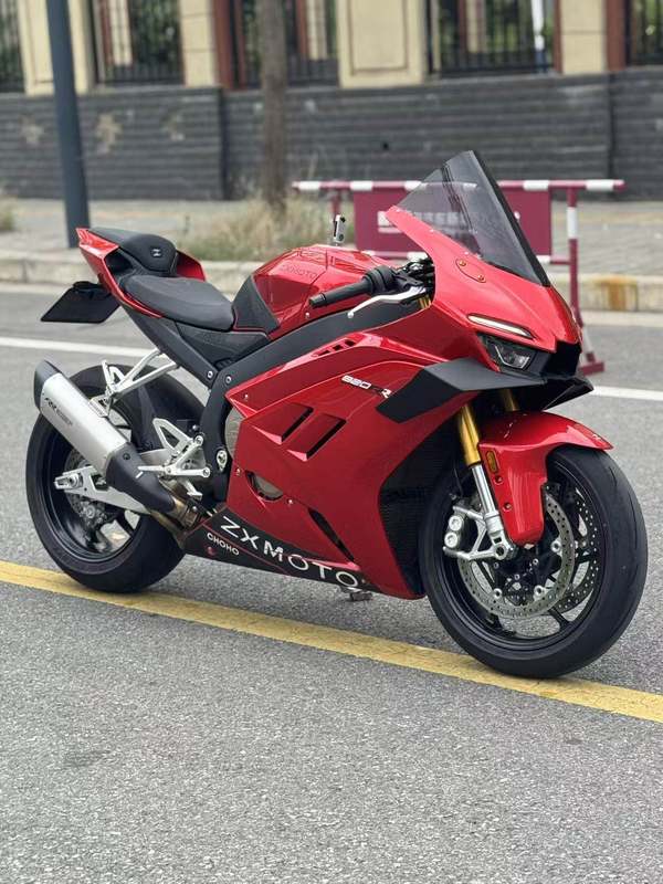 张雪机车 820RR