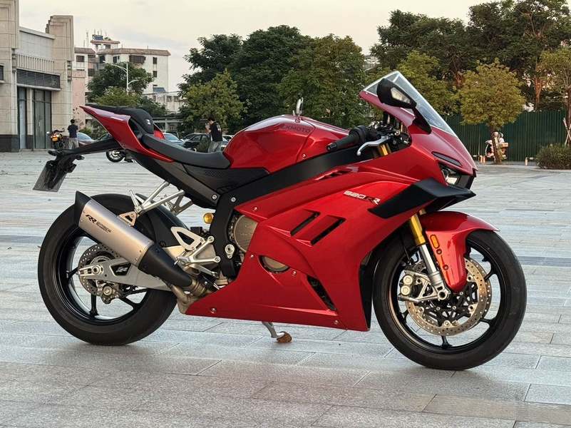 张雪机车 820RR