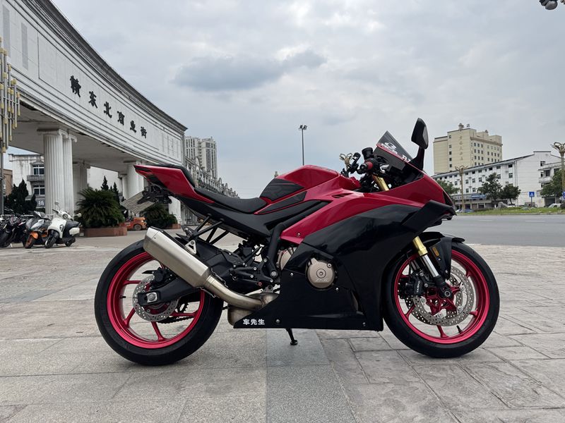 张雪机车 500RR
