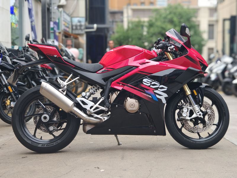 张雪机车 500RR