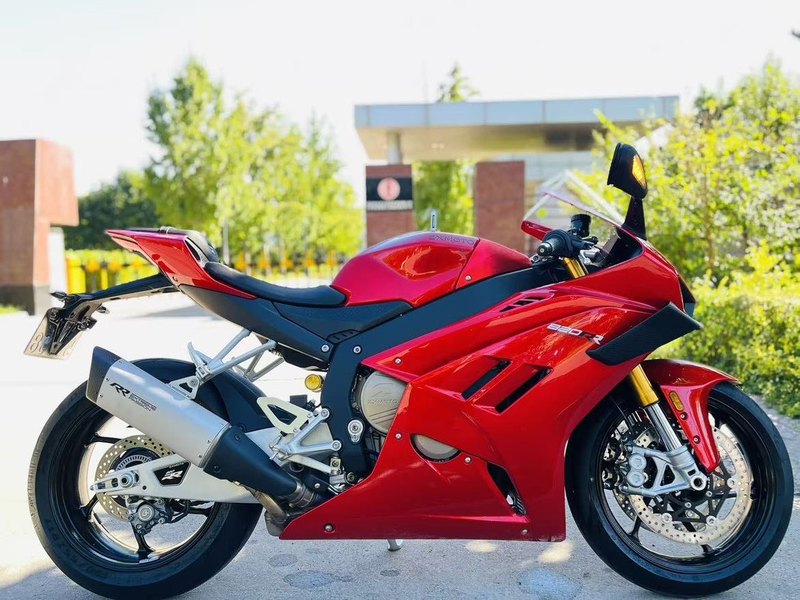 张雪机车 820RR