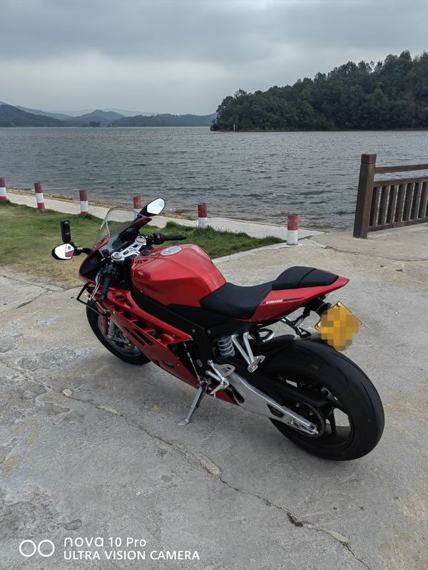 张雪机车 820RR