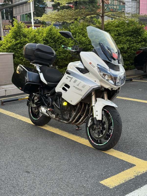贝纳利 600 GC