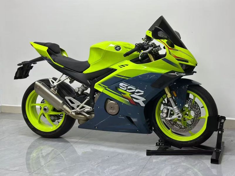 张雪机车 500RR