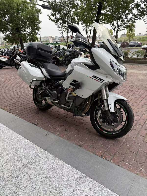 贝纳利 600 GC